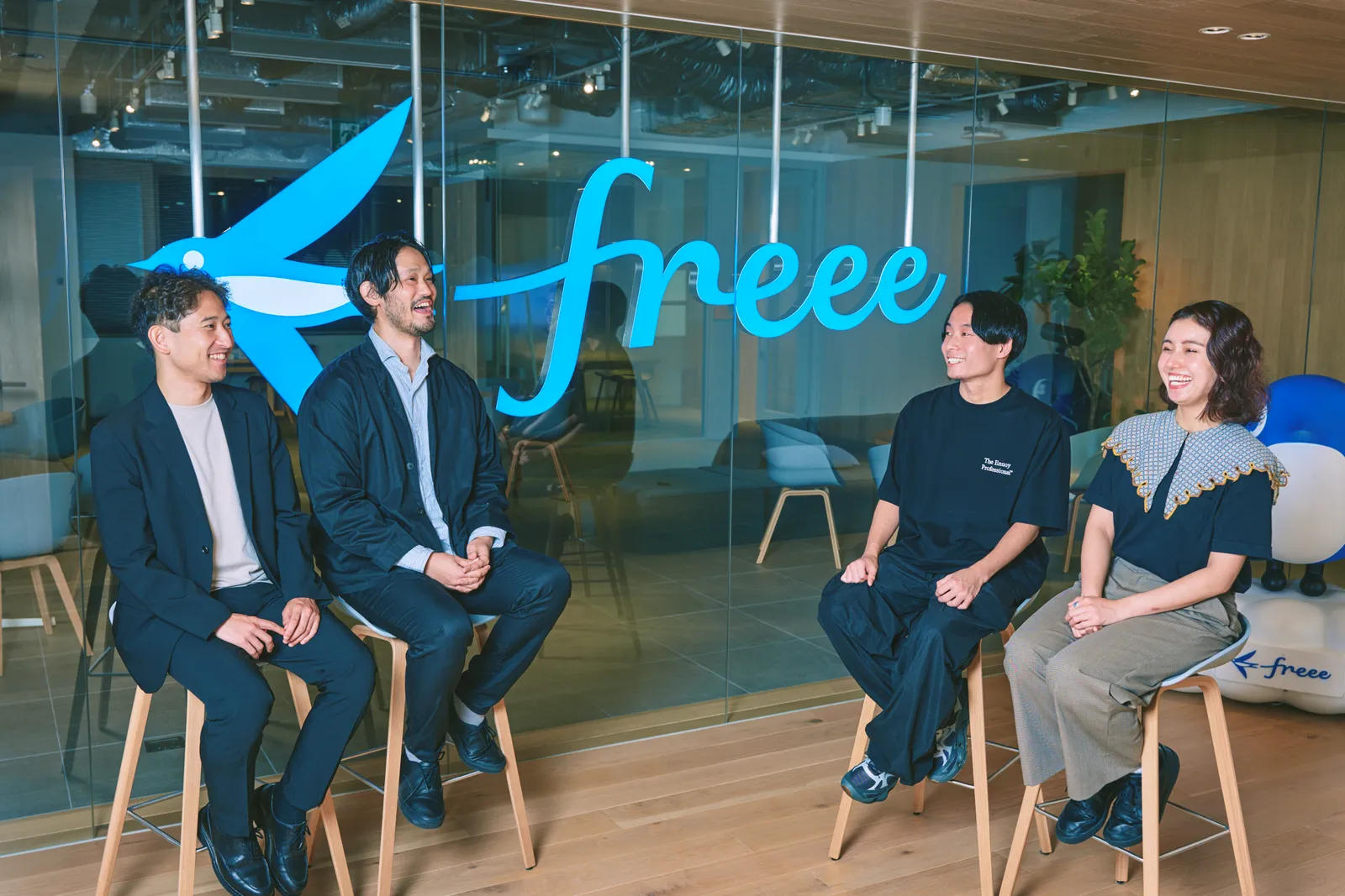 freeeのロゴの前に並ぶ4人